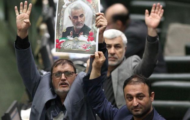 AFP Image caption Члены парламента Ирана тоже принесли с собой портреты погибшего генерала