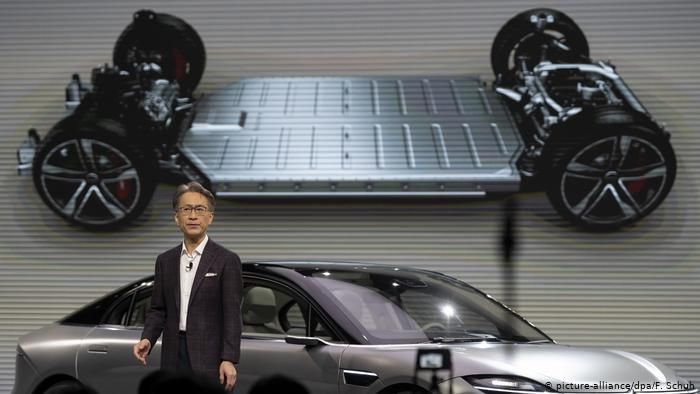 Глава Sony Кенихиро Ёсида представляет электроавтомобиль концерна Vision-S на выставке высоких технологий CES 2020 в Лас-Вегасе,