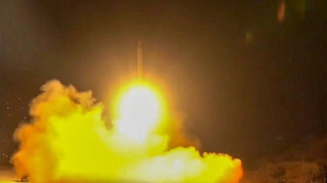 AFP Image caption Это, по утверждению иранского телевидения, момент запуска ракеты по американской базе