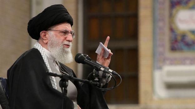 AFP Image caption Верховный лидер Ирана аятолла Али Хаменеи в среду сказал, что удар по базам - это "пощечина" Соединенным Штатам, но ее недостаточно: надо вообще изгнать американцев из региона