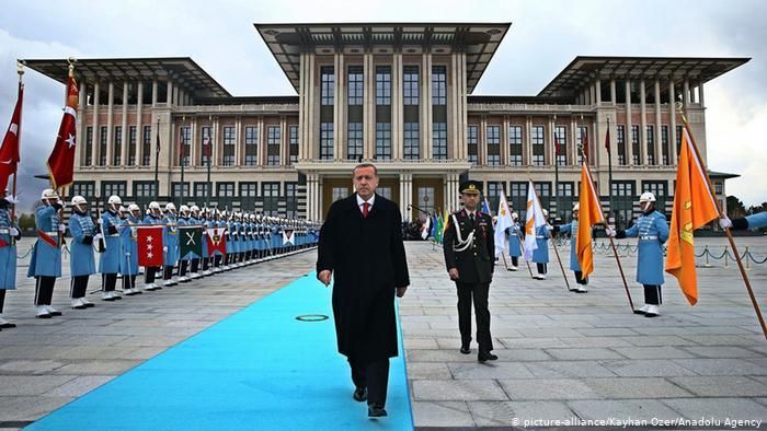 Реджеп Тайип Эрдоган перед президентским дворцом в Анкаре (фото из архива)