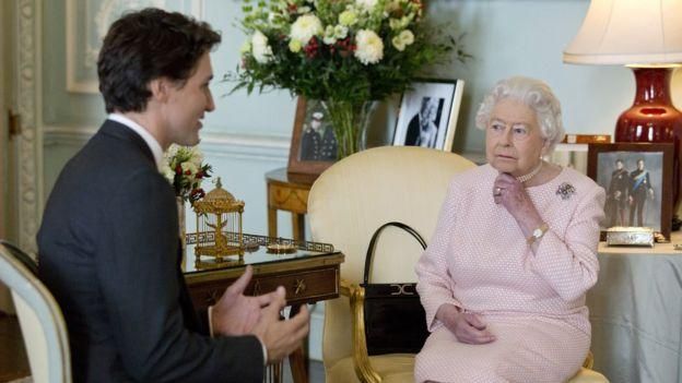 PA MEDIA Image caption Ровно пять лет назад, когда было сделано это фото, премьер-министр Канады Джастин Трюдо, вероятно, и предполагать не мог, что ему придется думать о переселении британского принца с семьей