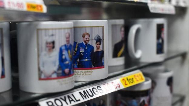 GETTY IMAGES Image caption Портреты членов королевской семьи на сувенирах в Британии - обычное дело. Теперь Гарри с Меган, возможно, появятся и в канадских сувенирных лавках