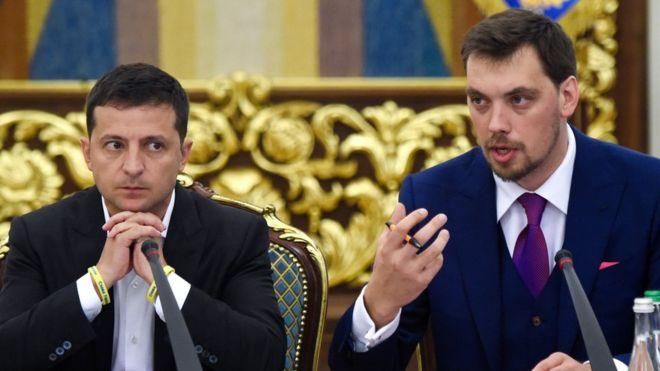 GETTY / AFP Image caption Президент Украины Владимир Зеленский (слева) еще не комментировал скандальные аудиозаписи