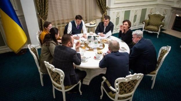 THE GOVERNMENT OF UKRAINE Image caption Фотография на сайте украинского правительства запечатлела всех участников совещания 16 декабря прошлого года, записи которого предположительно были слиты в интернет