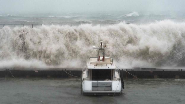 AFP Image caption Бухта Порт-Олимпик оказалась под ударом волн высотой до 7 метров