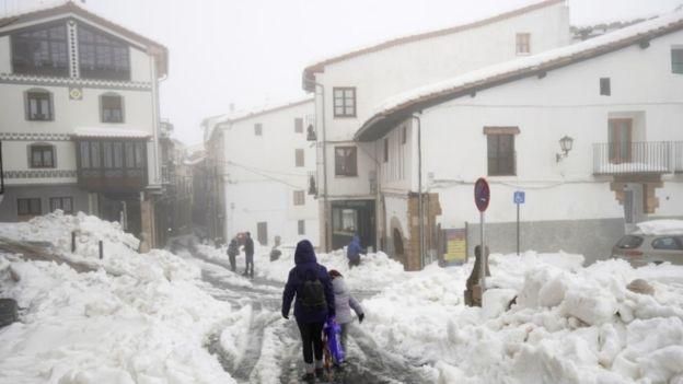 REUTERS Image caption В некоторых городах Испании выпал снег