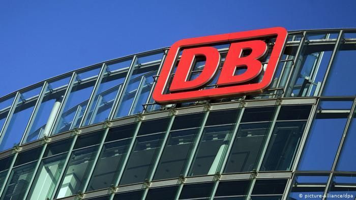 Логотип компании на центральном офисе Deutsche Bahn в Берлине