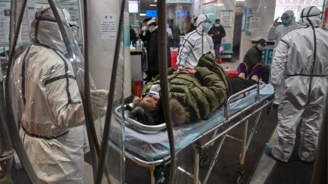 AFP Image caption В больницах Уханя очереди из пациентов с симптомами вируса