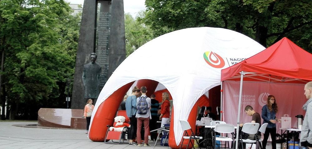Мобильный пунк забора крови на улицах Вильнюса