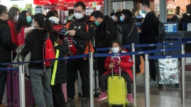 AFP Image caption Британские школы просят родителей студентов из Китая не увозить детей на каникулы на родину