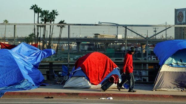 REUTERS Image caption Бездомные в Лос-Анджелесе