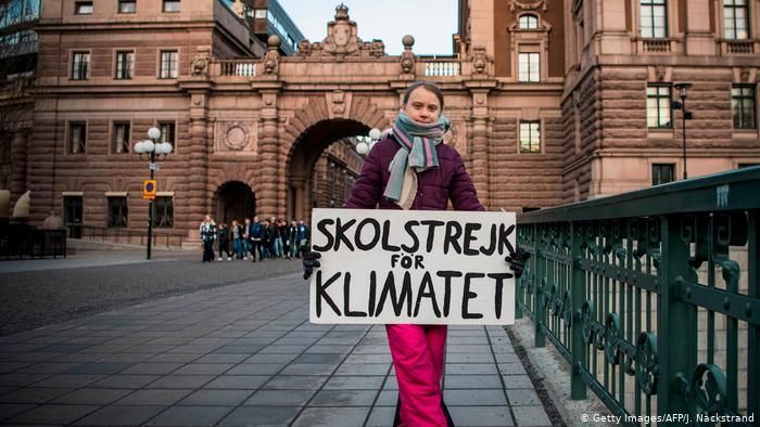 Грета Тунберг со своим знаменитым плакатом перед зданием парламента Швеции, январь 2020 года