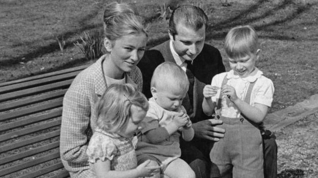 GETTY IMAGES Image caption Принцесса Паола и принц Альберт с детьми до его вступления на престол - фото 1969 года. Дети: принцесса Астрид (слева), принц Лоран (в центре) и принц Филипп
