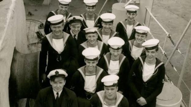 STANLEY UNDERHILL Image caption Стэнли Андерхилл (в предпоследнем ряду в фуражке) и его товарищи на борту сторожевого корабля "Куин"