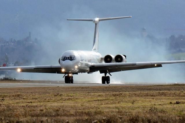 Почему для перевозки гуманитарной помощи из Швейцарии в Дамаск потребовалось допотопное воздушное судно советского производства, принадлежащее белорусской авиакомпании? (Watson.ch / easyspotting / zVg)
