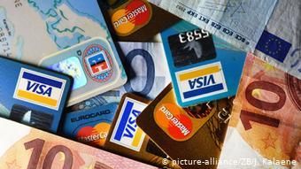 Кредитные и банковские карты вскоре могут исчезнуть, а вот банкноты, скорее всего, останутся
