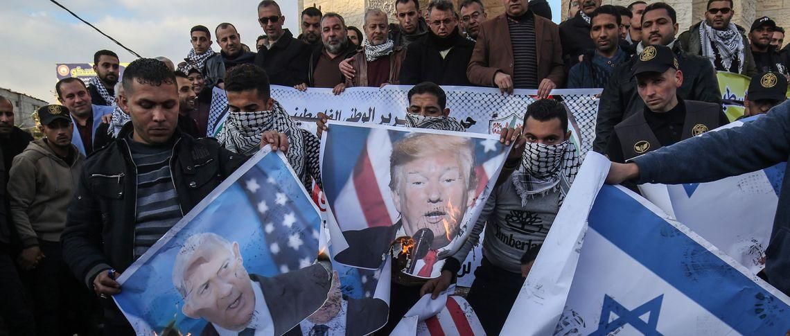 Палестинские демонстранты сжигают фотографии Трампа и Нетаньяху в знак протеста против «сделки века»