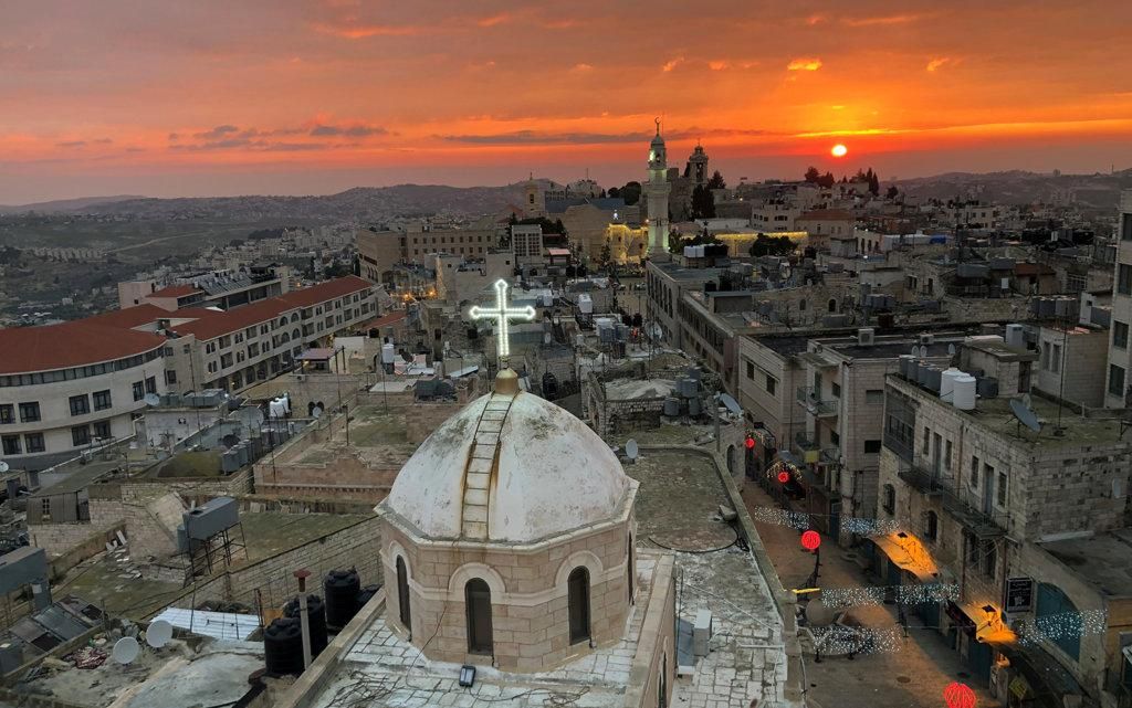 Вид купола ассирийской церкви, обращённой к минарету мечети на площади Мангер | Mustafa Ganeyeh | Reuters