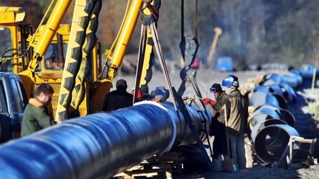 VIKTOR DRACHEV/TASS Image caption Власти Белоруссии решили обложить экологическим налогом трубопроводы