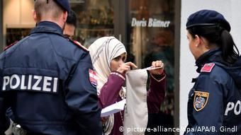 Австрийские полицейские проверяют документы у девушки-мусульманки