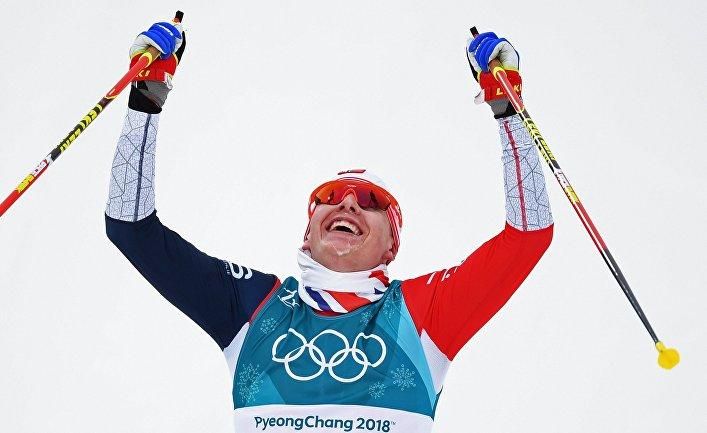 Симен Хегстад Крюгер на финише скиатлона среди мужчин в соревнованиях по лыжным гонкам на XXIII зимних Олимпийских играх в Пхенчхане. 11 февраля 2018