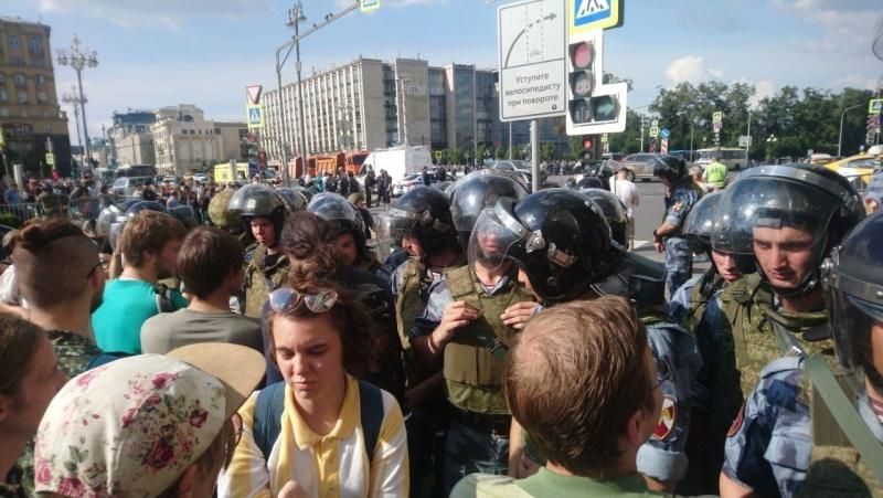 Протесты в центре Москвы Федор Ужов
