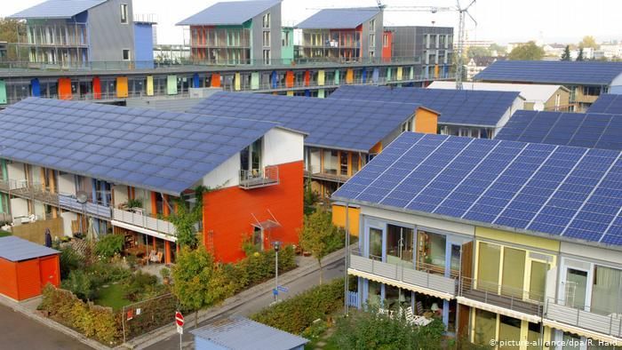 Солнечные батареи на крышах домов в городе Фрайбург, Германия
