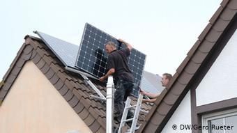 Установка солнечных батарей на крыше дома в Кельне