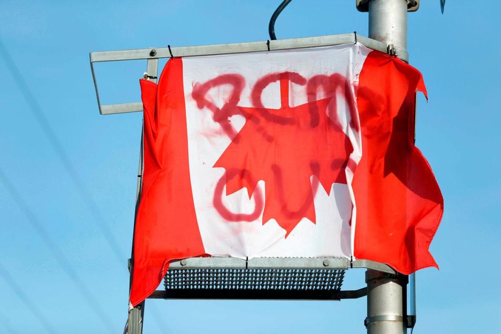 Перевёрнутый канадский флаг в зоне акций протеста в Британской Колумбии, 19 февраля 2020 года | Codie McLachlan | Reuters