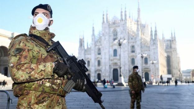 REUTERS Image caption В Милане, где проходит Неделя моды, множество мероприятий отменено из-за вспышки коронавируса