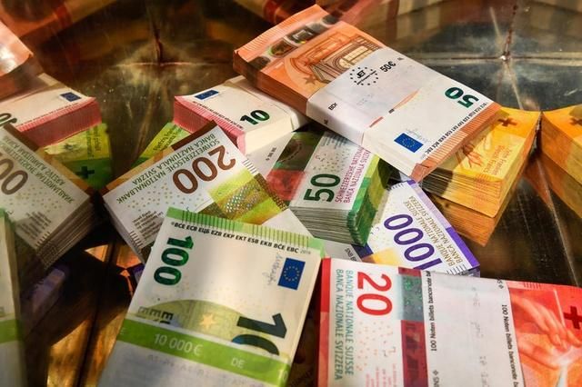 В центре денежно-кредитной политики швейцарского ЦБ остается борьба со слишком дорогим швейцарским франком. (© Keystone / Ti-press / Alessandro Crinari)