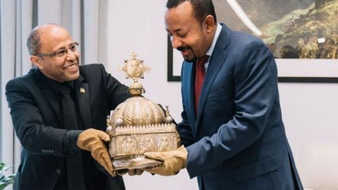 @ABIYAHMEDALI Image caption Сирак Асфа передает корону премьер-министру Эфиопии Абию Ахмеду Али