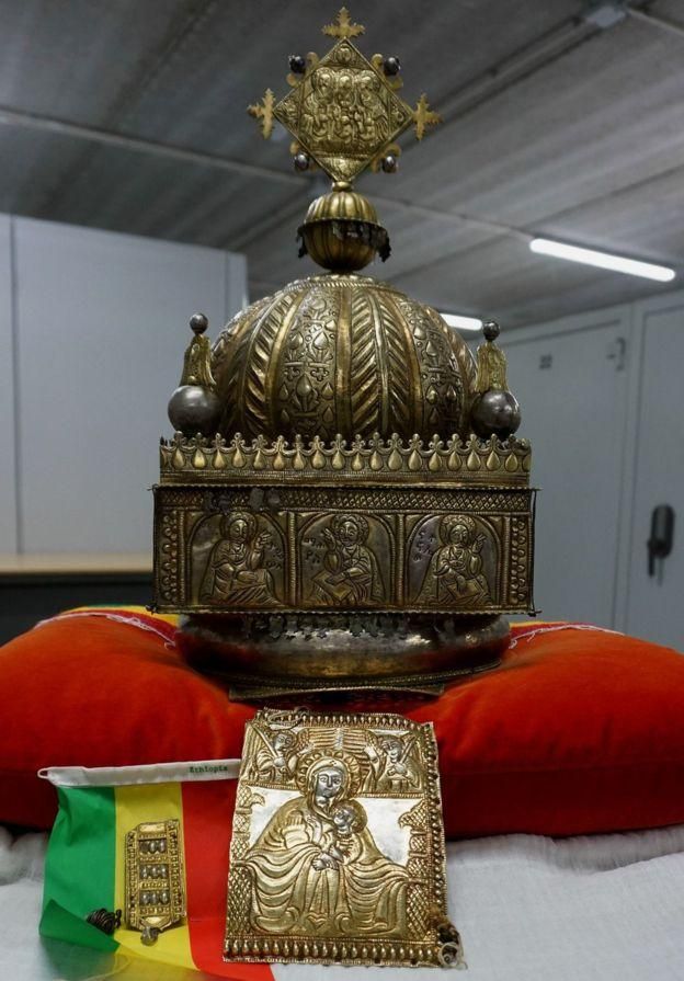 AFP Image caption Перед отправкой в Эфиопию корона хранилась в надежном месте