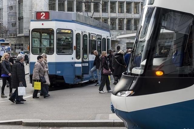 В Швейцарии нужно очень внимательно приобретать билеты и смотреть на время их действия. На фото: трамваи в Цюрихе, 2020 год. (SRF-SWI)
