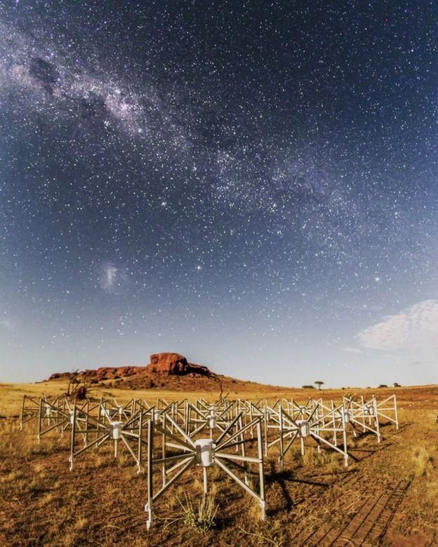 PETE WHEELER/ICRAR Image caption Открытие удалось сделать благодаря низкочастотному радиотелескопу из обсерватории "Мерчисон" на западе Австралии