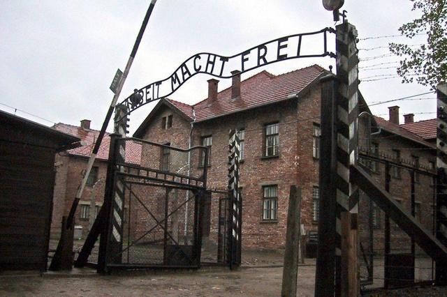 Надпись «Работа делает свободным» на входе в лагерь смерти Освенцим. После Второй мировой войны многие нацисты нашли убежище в Латинской Америке. (Keystone / Frank Leonhardt)