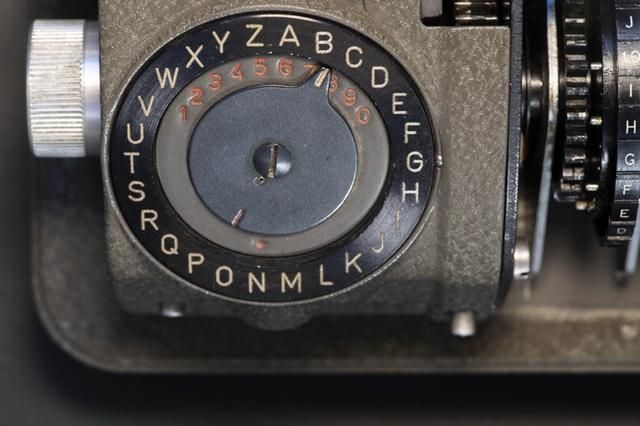 Эта шифровальная машинка впервые появилась на рынке в 1952 году. Проведенный газетой NZZ анализ экспортных лицензий на вывоз швейцарской шифровальной технологии охватывает, однако, более поздний период — с 1997 по 2019 годы. (Keystone / Ennio Leanza)