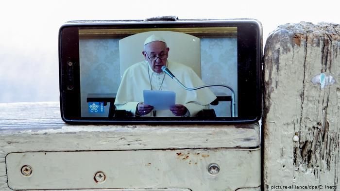 Папа римский на экране смартфона