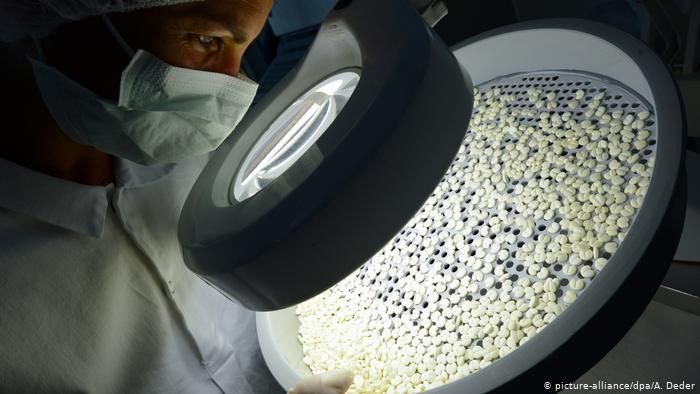 Визуальный контроль готовой продукции на заводе немецкой фармацевтической компании Merck в Дармштадте