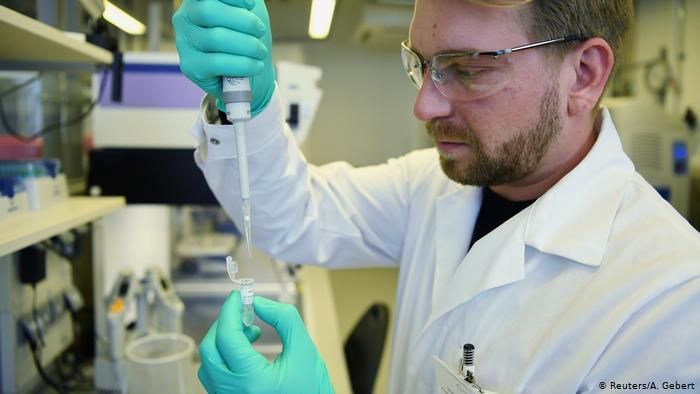 В лаборатории фирмы Curevac полным ходом идет работа над вакциной от коронавируса