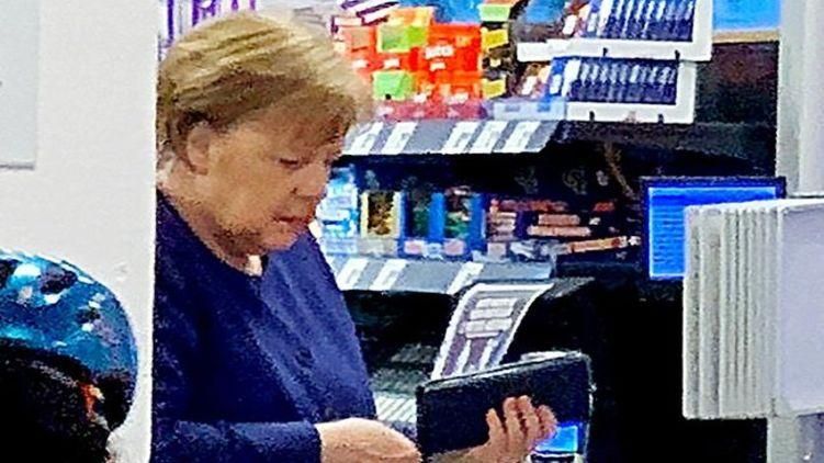 Ангела Меркель расплачивается на кассе картой. Фото: rtl.de