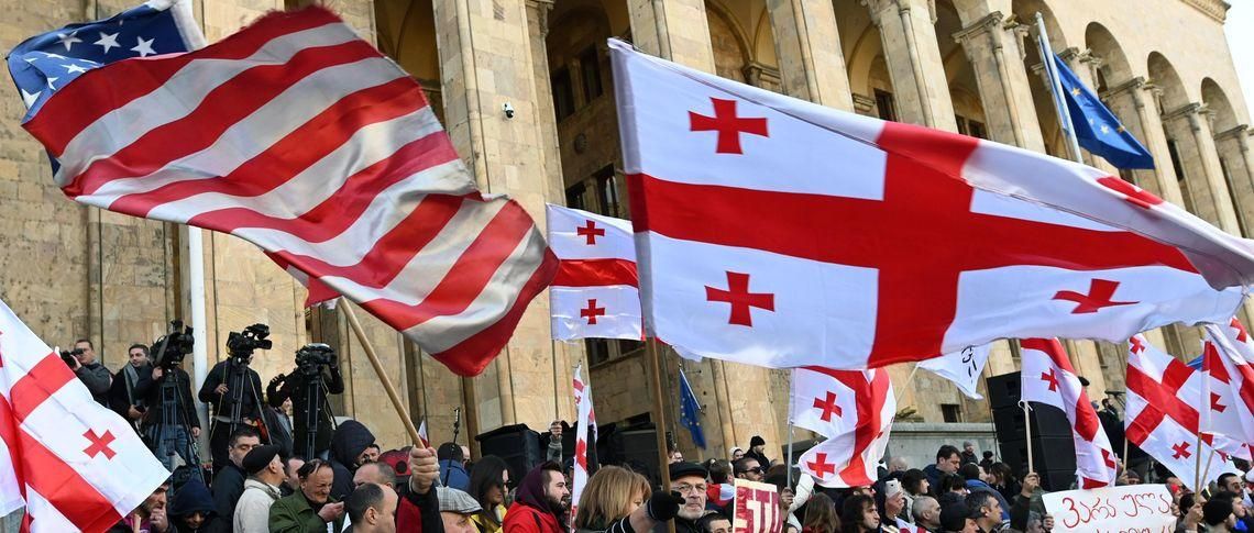 Во время массовых протестов в Грузии всегда видны флаги ЕС и США