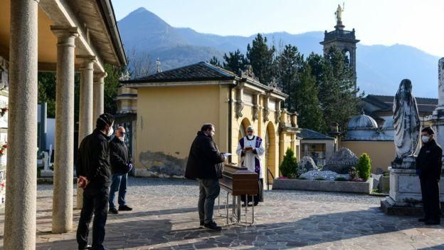 PIERO CRUCIATTI Image caption На похоронах в Италии присутствуют только гробовщики и иногда священник