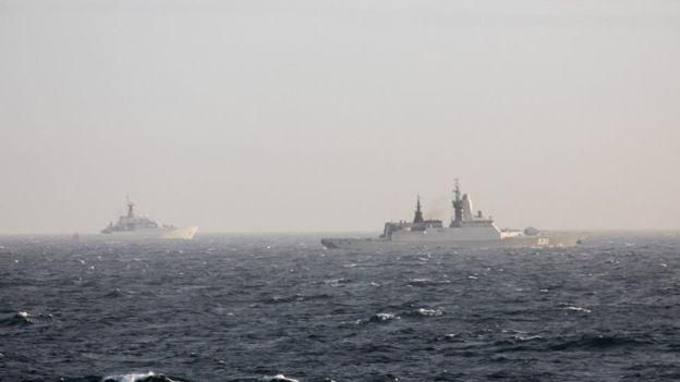 NATO Image caption Норвежский корабль сопровождал российский корвет "Сообразительный" на расстоянии нескольких сотен метров, сообщили в НАТО