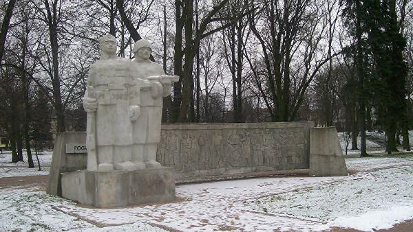 CC BY-SA 4.0 / Stefan.p21 / Памятник "Уничтожившим гитлеризм" в парке города Велюнь, Польша. Архивное фото