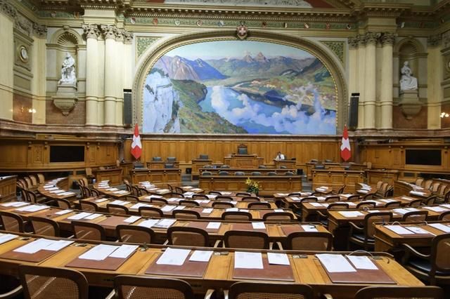 Пустой швейцарский парламент, на фото: зал заседаний большой палаты, Национального совета. Тем не менее, на начало мая запланировано проведение специальной сессии Национального совета и Совета кантонов, посвященной положению в стране, находящейся в ситуации пандемии. (Keystone / Anthony Anex)