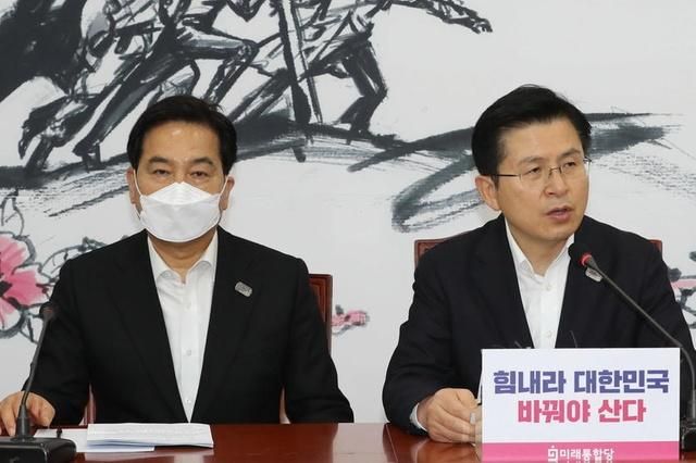 Избирательная кампания во время кризиса: представители оппозиционной партии «Единое будущее» на пресс-конференции в Сеуле (Южная Корея). (Keystone / Yonhap)
