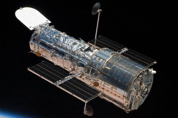 NASA Image caption Источник рентгеновской вспышки и, соответственно, саму черную дыру, удалось установить с помощью телескопа "Хаббл"