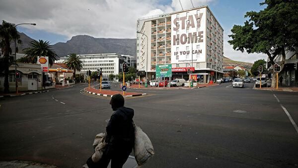 © REUTERS / Mike Hutchings Надпись на жилом доме в Кейптауне, Южная Африка